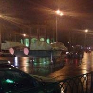 Ростовчане заметили автомобиль, тянувший по городу истребитель.