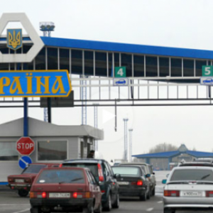 Пересекать российско-украинскую границу на территориях, подконтрольных ДНР и ЛНР, можно без заграничного паспорта. В Ростовской области только поселок Чертково, где рубежная линия проходит по железнодорожным путям, и село Волошино попадают под нововведение украинского президента Петра Порошенко Пересекать российско-украинскую границу на территориях, подконтрольных ДНР и ЛНР, можно без заграничного паспорта. В Ростовской области только поселок Чертково, где рубежная линия проходит по железнодорожным путям, и село Волошино попадают под нововведение украинского президента Петра Порошенко