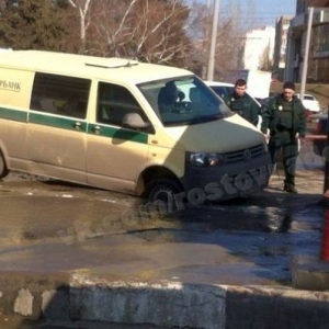 Инкассаторская машина застряла в провале с водой.