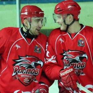 Хоккейный клуб «Ростов» с разгромным счетом победил «Сокол» в первом матче плей-офф.