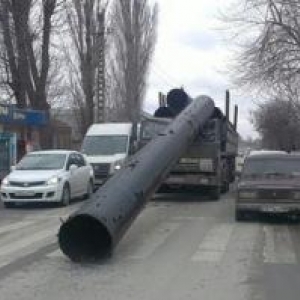 В Батайске КамАЗ, транспортировавший трубы, повредил сам себя.