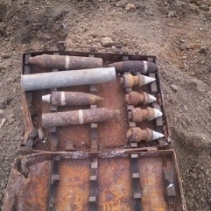 На автомобильной дороге М-19 возле Новошахтинска были обнаружены боеприпасы времен Второй мировой войны. 