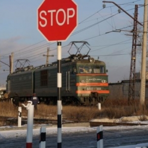 На железнодорожном переезде в Ростовском регионе Северо-Кавказской железной дороги случилось дорожно-транспортное происшествие, которое не повлияло на график движения поездов.