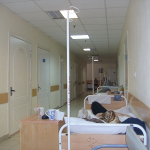 Больные кардиологии ростовской БСМП-2 лечатся на койках в коридоре