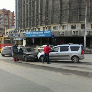 В центре Ростова столкнулись ВАЗ-2110 и Lada Largus и парализовали движение трамваев.