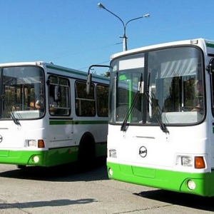 На Театральной площади Ростова прошла презентация 15 новых автобусов, которые скоро выйдут на маршруты и будут обслуживать центральные улицы города. 