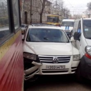 ДТП на Депутатской: Volkswagen зажало между трамваем и микроавтобусом ДТП на Депутатской