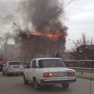 Прямо сейчас в Ростове-на-Дону по улице Текучева возле моста горит многоэтажный дом. 