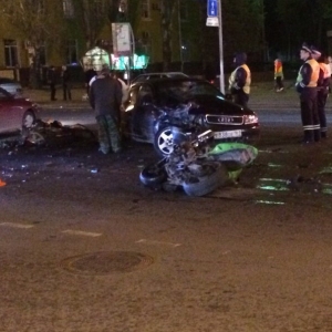 Один из двух мотоциклистов, попавших вчера в аварию на пересечении проспекта Ворошиловского и улицы Пушкинской, скончался в больнице.
