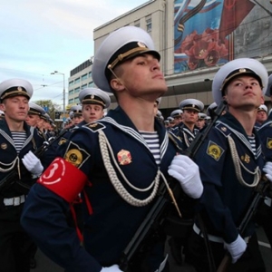 В механизированной колонне будет задействовано 102 единицы техники, а в военном параде на Театральной площади 9 мая пройдут больше 2000 человек.