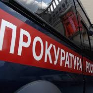 Прокуратура Азовского района подозревает муниципального служащего в превышении своих полномочий.