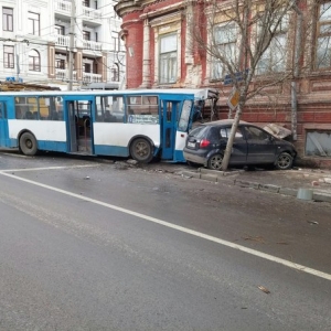 В результате столкновения троллейбуса и иномарки на 20-й линии четыре человека получили травмы.