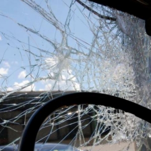 Поздно вечером 12 мая в Ростовской области в совхозе Темерницкий, что находится в Аксайском районе, произошла кровавая авария – «лоб в лоб» столкнулись автомобили Mitsubishi Lancer и Renault Duster.