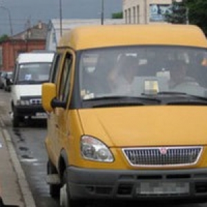 В Ростове маршрутка протаранила иномарку, в результате чего пострадал пассажир микроавтобуса.