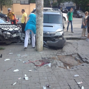 Сегодня, 27 мая, в центре Ростова-на-Дону произошло тройное ДТП. В результате серьёзно пострадала девушка