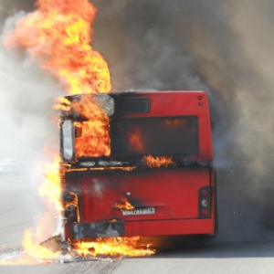 Пассажирский автобус загорелся сегодня, 17 мая, в Каменск-Шахтинском районе Ростовской области