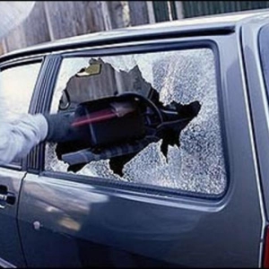На Северном в Ростове в автомобиле разбили стекло и похитили имущество