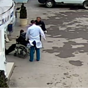 Врача ростовской больницы № 8, оставившую пациента умирать на улице, отпустили по амнистии
