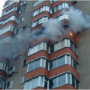 В Ростовской области на балконе многоэтажки произошел пожар.