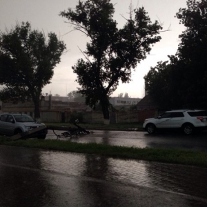 Первые последствия урагана: на Мечникова в Ростове упал столб с проводами