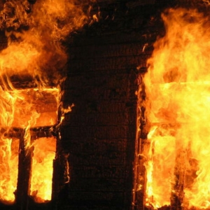В Ростове 2 человека погибли в горящем доме