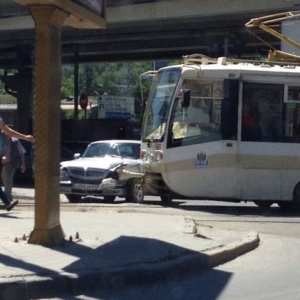 Буквально полчаса назад в Ростове из-за дорожного происшествия было парализовано движение трамваев маршрутов №1 и №4.