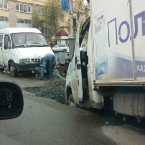 В понедельник в Таганроге в самом центре города в яму провалилась Газель. 