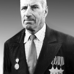 До этого считалось, что  к городу имеют отношение –  родились или работали или  учились или жили или всё вместе  – 12 Героев Советского Союза и 5 полных кавалеров ордена Славы. А теперь нашелся шестой