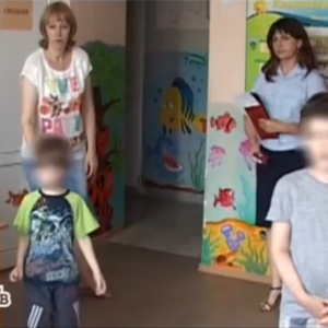 Ростовчанка держала своих детей на цепи и кормила из миски