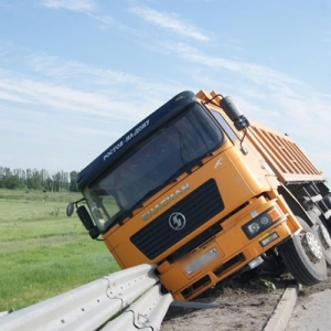 В Ростовской области на федеральной трассе М-4  опрокинулся грузовик со щебнем