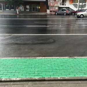 Как пояснили в администрации Кировского района, покраска плитки — экспериментальный проект по благоустройству тротуаров