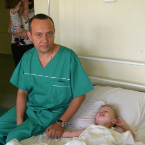 нейрохирург Эдуард Росторгуев со спасенным мальчиком из города Зверево, выпавшим с пятого этажа