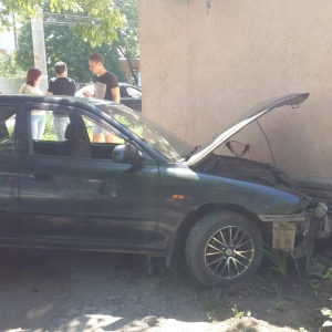 В Таганроге иномарка, столкнувшись с ВАЗ-21099, врезалась в магазин