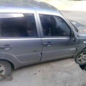В Ростове автомобиль провалился в яму на дороге