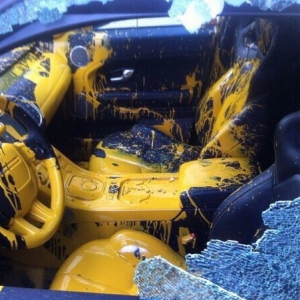 Облитый жёлтой краской салон и разбитое бокое стекло – так поплатился владелец чёрного  Range Rover за то, что не заплатил деньги вымогателям