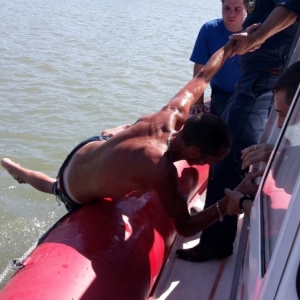 Сотрудники МЧС вытащили на берег мужчину, который пытался переплыть Дон в Ростове-на-Дону