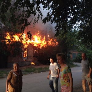 В Ростове-на-Дону, в районе Театральной площади многие горожане видели дым: горела бесхозная постройка