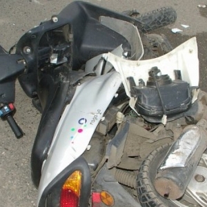 В Новочеркасске (Ростовская область) скутер столкнулся с двумя машинами 
