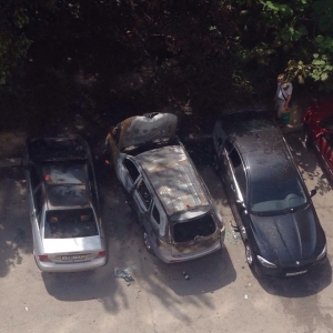 В ночь с 1 на 2 августа в Ростове-на-Дону сгорело несколько автомобилей, сообщают очевидцы