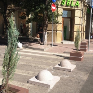 В Ростове движение по Соборному переулку перегородили бетоном, гранитом и можжевельником
