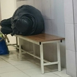 Ростовчане жалуются на бомжей, нашедших пристанище в городской больнице № 20