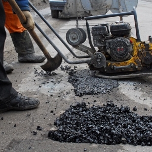 В Ростове заливают ямы на дорогах асфальтобетонной смесью