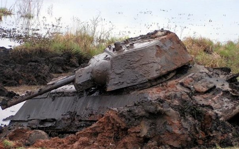 Танк утонул. Танк т-34-76 поднятый со дна реки Дон. Раскопки второй мировой войны танки. Т-34-85 найденные в болотах.
