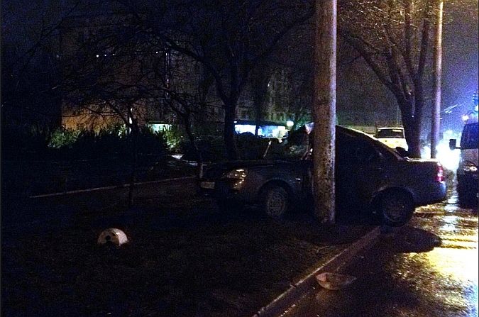 Приора врезалась в заправку