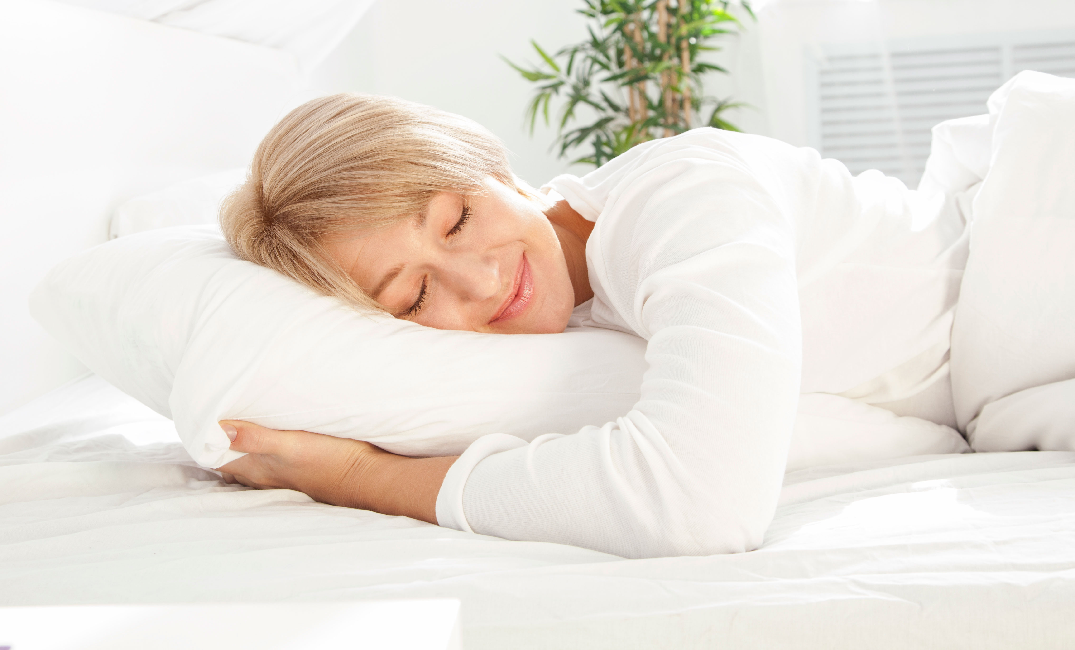 Покажи картинку сна. Здоровый сон. Женщина на подушке.