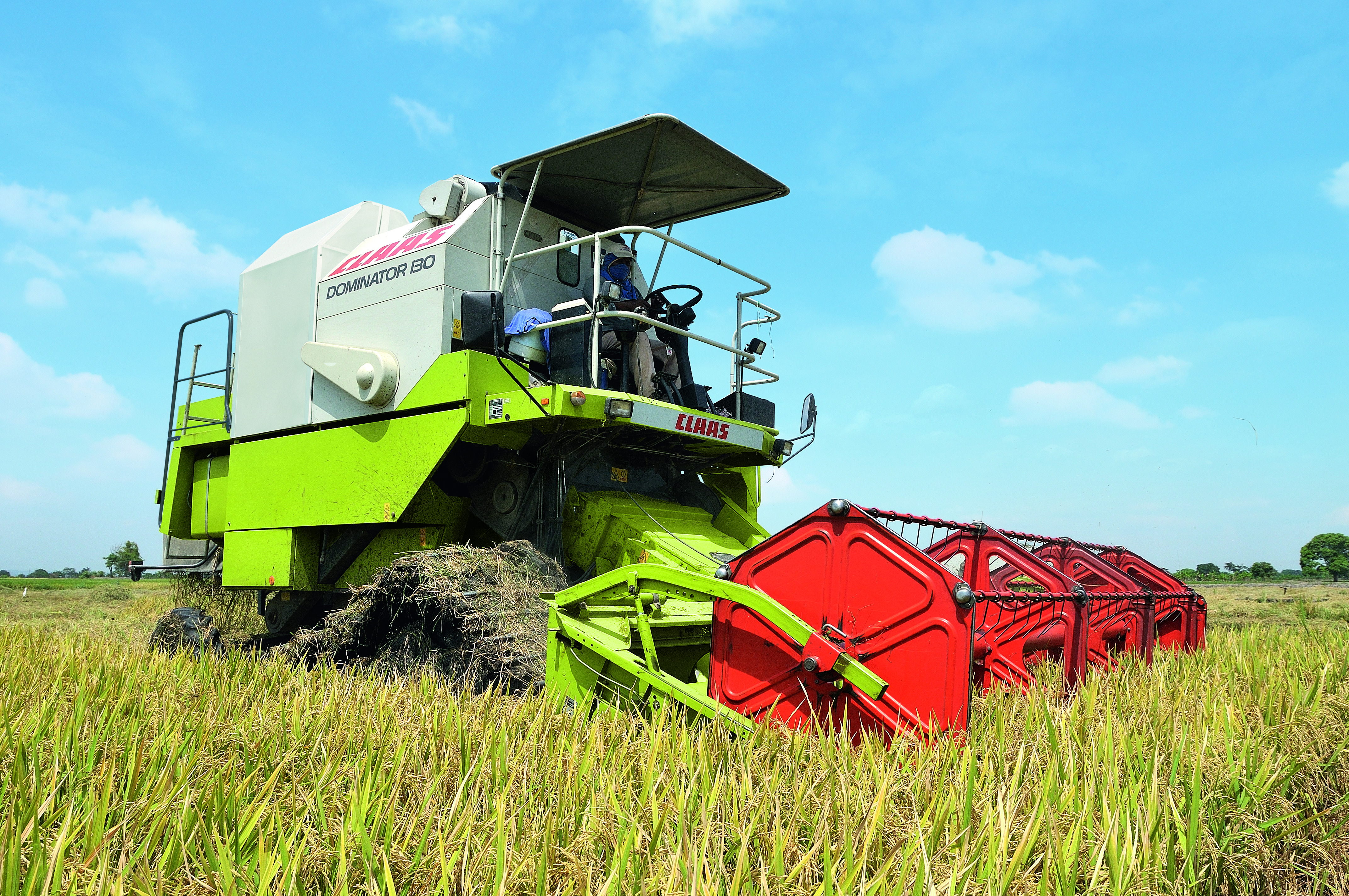 Фото комбайна. Комбайн зерноуборочный Dominator 130. CLAAS Dominator 130. Комбайн Клаас Доминатор 130. Зерноуборочный комбайн CLAAS.