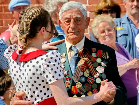 В донской столице 4 мая прошла театрализованная реконструкция событий мая 1945 года, подготовленная к возвращению ретро-поезда «Победа» из праздничного тура в честь 67-й годовщины Великой Победы, сообщает пресс-служба РЖД retro-poezd.jpg